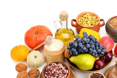 Beyaz arka plan üzerinde izole doğal ürün kümesi