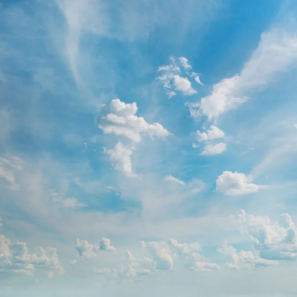 Blauwe lucht en witte Cumulus wolken — Stockfoto