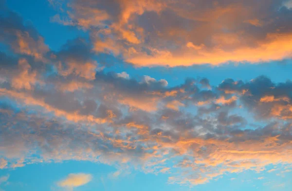 Soluppgång och röda moln på blå himmel — Stockfoto