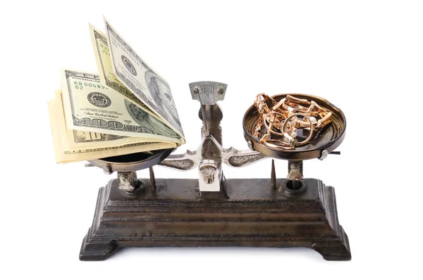 Escalas, dinheiro e ouro isolado em fundo branco — Fotografia de Stock
