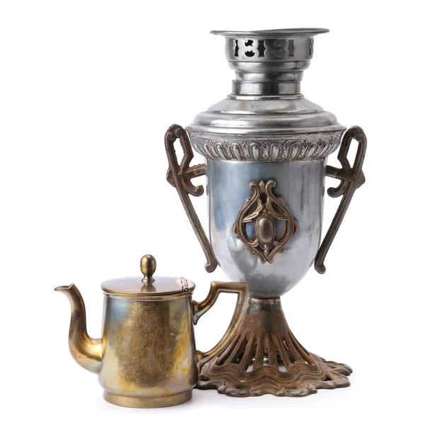 Vieux samovar et théière isolé sur fond blanc — Photo