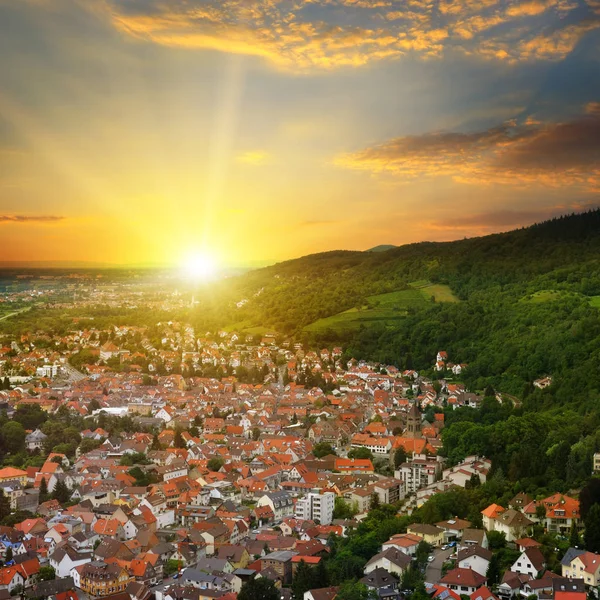 Město v horském údolí a sunrise pohled shora — Stock fotografie