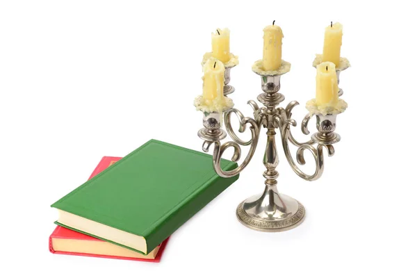 Candeliere e libri isolati su sfondo bianco — Foto Stock