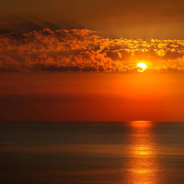 Fantástico nascer do sol no oceano — Fotografia de Stock