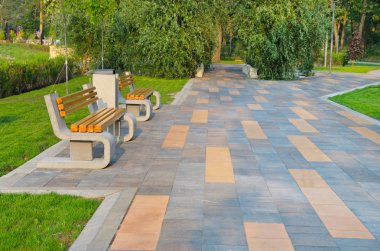 güzel bir gezinti, banklar ile Yeşil çimenler Şehir Parkı