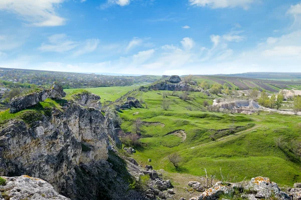 Depósitos de pedra calcária, pedreira, colinas verdes e paisagem rural — Fotografia de Stock