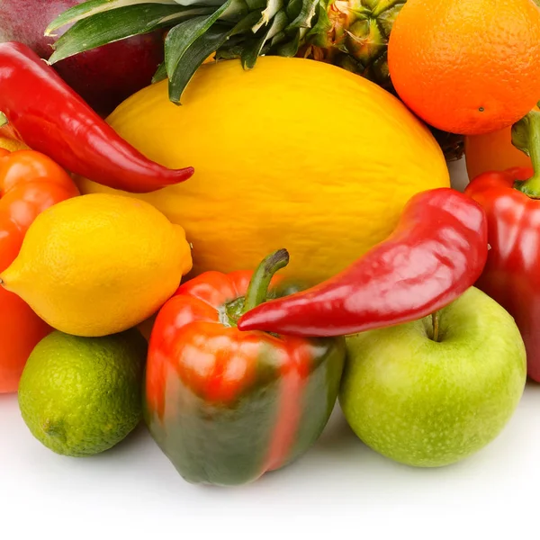 Frutas y hortalizas aisladas sobre fondo blanco — Foto de Stock