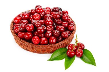 Sepette Beyaz arka plan üzerinde izole Olgun Kiraz