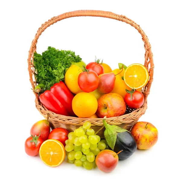 Sayuran dan buah-buahan dalam keranjang yang terisolasi dengan latar belakang putih — Stok Foto