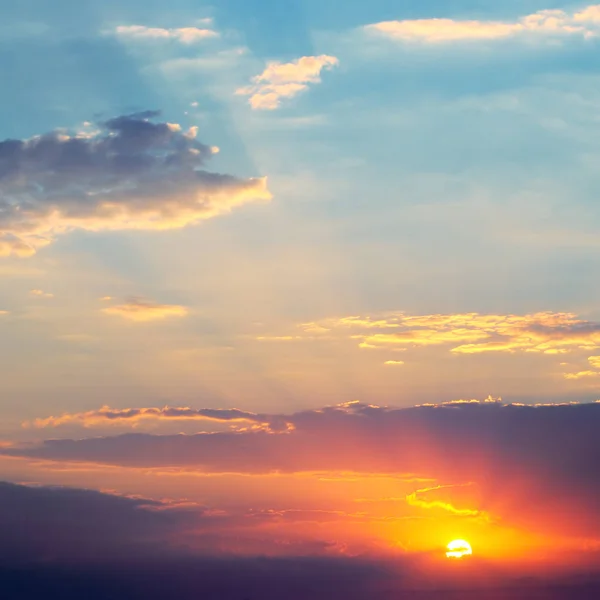 พระอาทิตย์ขึ้นที่สวยงามและท้องฟ้าเมฆ — ภาพถ่ายสต็อก