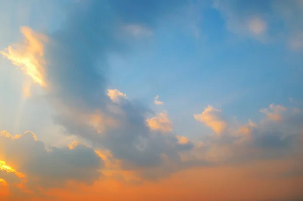 Bella alba e cielo nuvoloso — Foto Stock