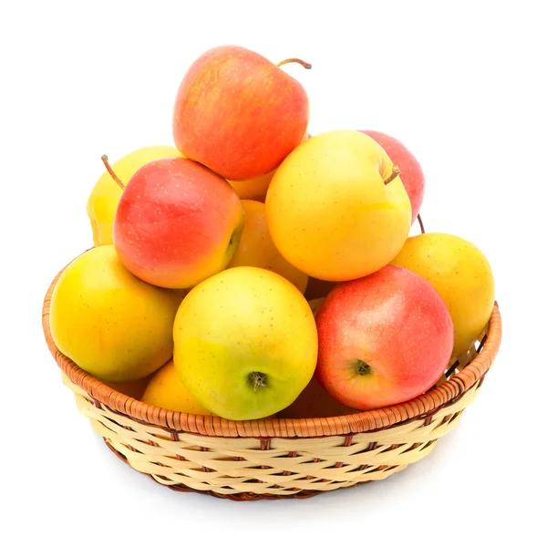 Manzanas rojas y amarillas en una cesta de mimbre aislada sobre respaldo blanco — Foto de Stock