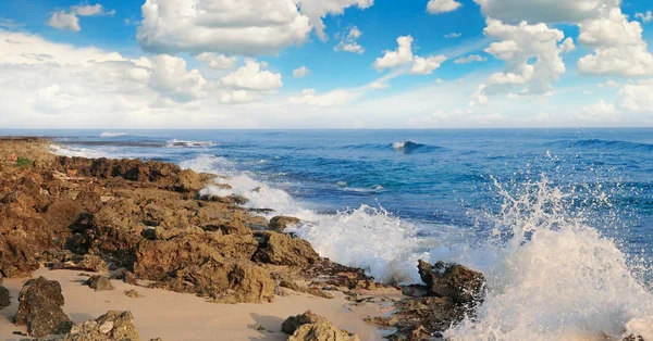 Ocean, picturesque beach and blue sky — Stock Photo, Image