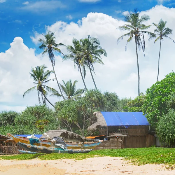 Vieux bateaux de pêche et cabanes sur la plage de sable fin — Photo