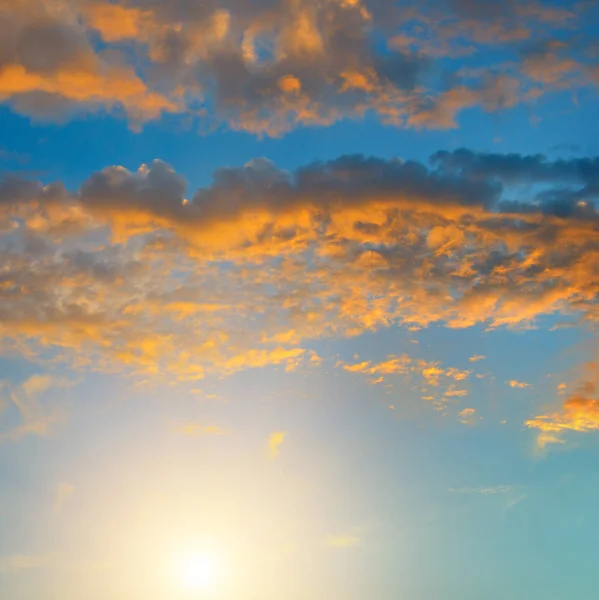 Vacker soluppgång och mulen himmel — Stockfoto