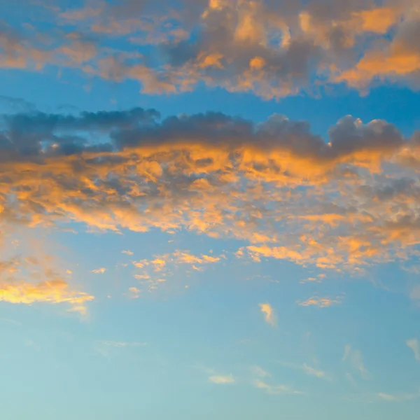 美丽的日出和多云的天空 — 图库照片