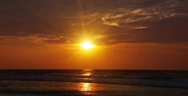 Φωτεινή Ανατολή ηλίου πάνω από τον ωκεανό. — Φωτογραφία Αρχείου