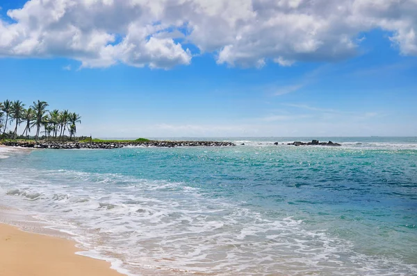 海、美しいビーチと青い空 — ストック写真