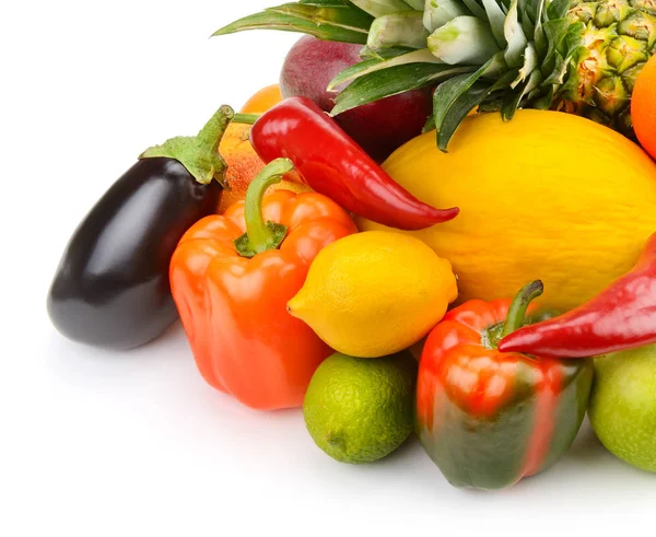 Frutas e legumes isolados em fundo branco — Fotografia de Stock