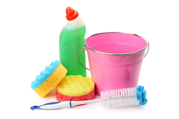 Balde, esponjas e produtos químicos para limpeza isolados em w — Fotografia de Stock