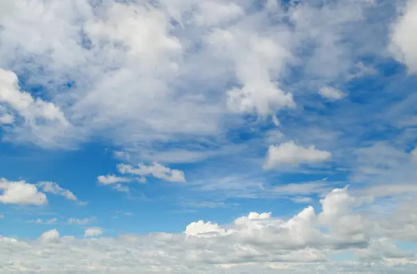 Leichte Kumuluswolken am blauen Himmel — Stockfoto
