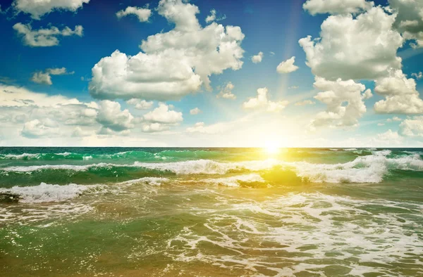 Oceano, spiaggia sabbiosa, cielo azzurro e alba — Foto Stock