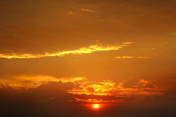 Bella alba e cielo nuvoloso — Foto Stock