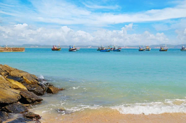 Bela paisagem marinha com barcos de pesca na água — Fotografia de Stock