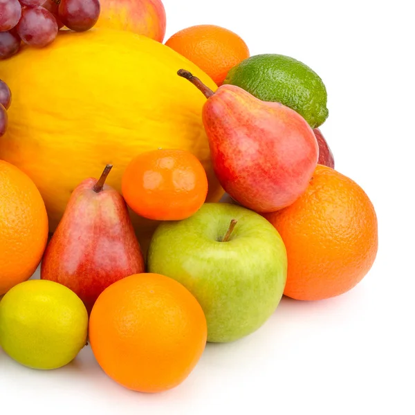 Fruit en bessen geïsoleerd op een witte achtergrond — Stockfoto