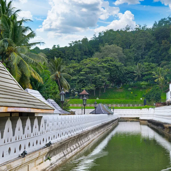 Buddyjska świątynia zęba Buddy, Kandy, Sri Lanka — Zdjęcie stockowe