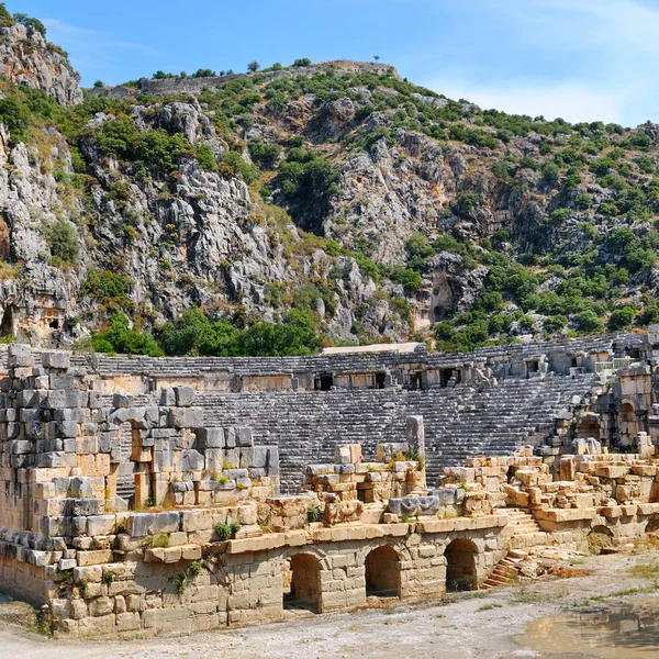 Ruïnes van Grieks-Romeins amfitheater in de stad van Mira-Turkije — Stockfoto