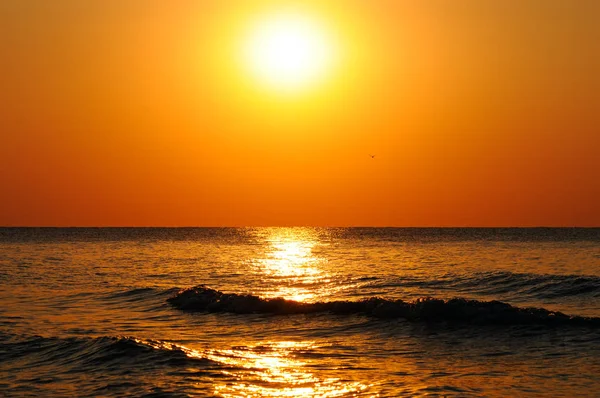 Fantastischer Sonnenaufgang auf dem Ozean — Stockfoto