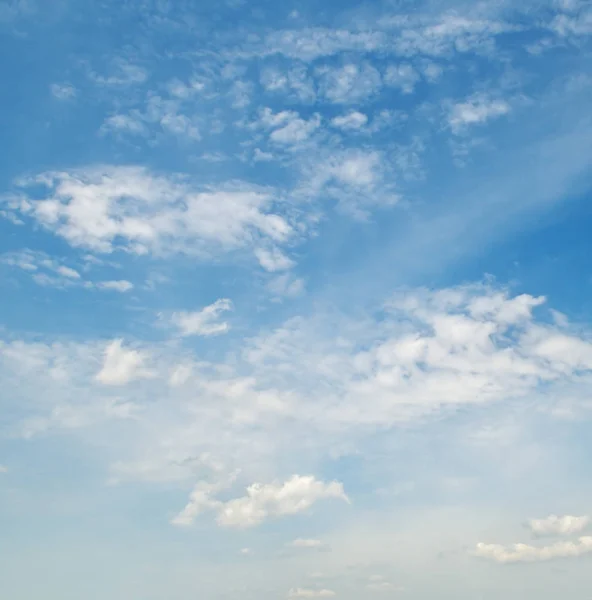 Lichte cumulus wolken aan de blauwe lucht — Stockfoto