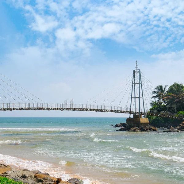 Bro till ön med ett buddhistiskt tempel, Matara, Sri Lanka — Stockfoto