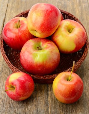 Bir kil plaka olgun elma