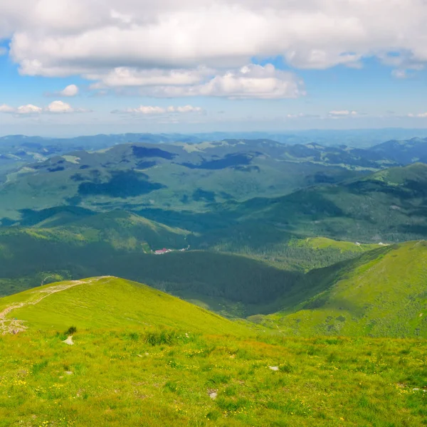 Bergstoppar av Karpaterna och blå himmel — Stockfoto