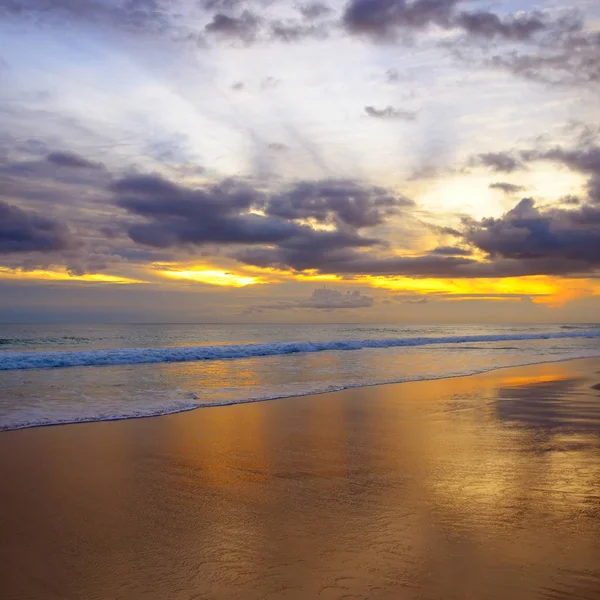 Fantástico pôr-do-sol sobre o oceano — Fotografia de Stock