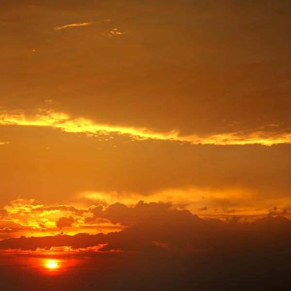 Schöner Sonnenaufgang und bewölkter Himmel — Stockfoto