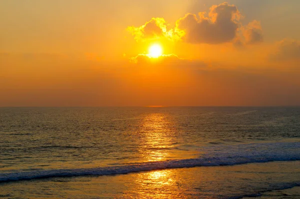 Фантастичний схід сонця на океані — стокове фото