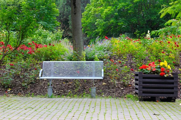 Скамейка для отдыха в летнем парке — стоковое фото