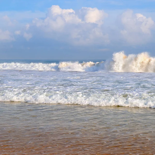 Océano, playa de arena y cielo azul —  Fotos de Stock