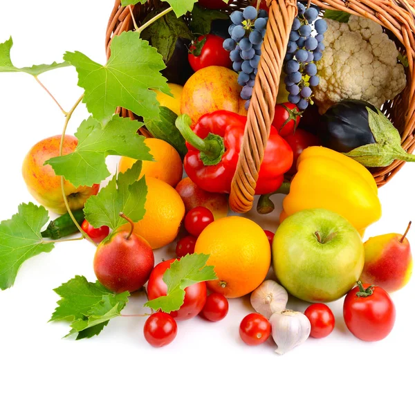 Ortaggi e frutta in cesto isolati su fondo bianco — Foto Stock
