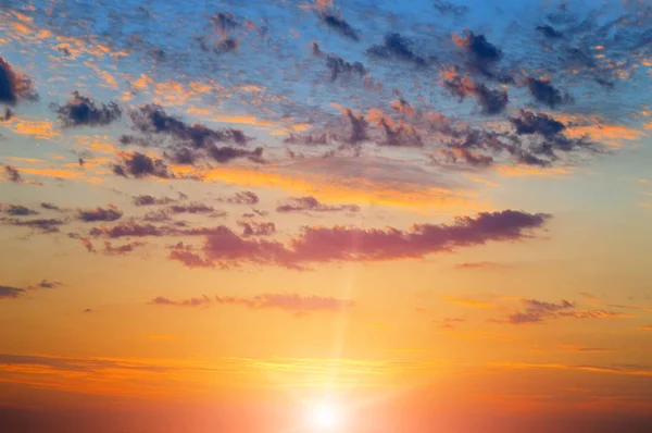 Schöner Sonnenaufgang und bewölkter Himmel — Stockfoto