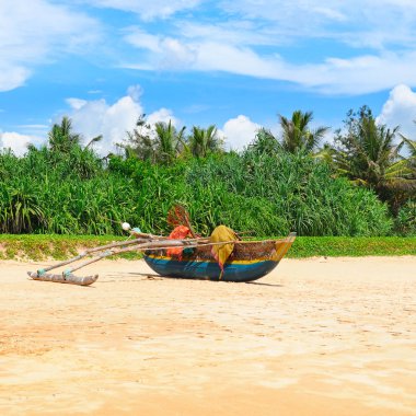 Deniz plaj ve kum üzerinde eski bir tekne