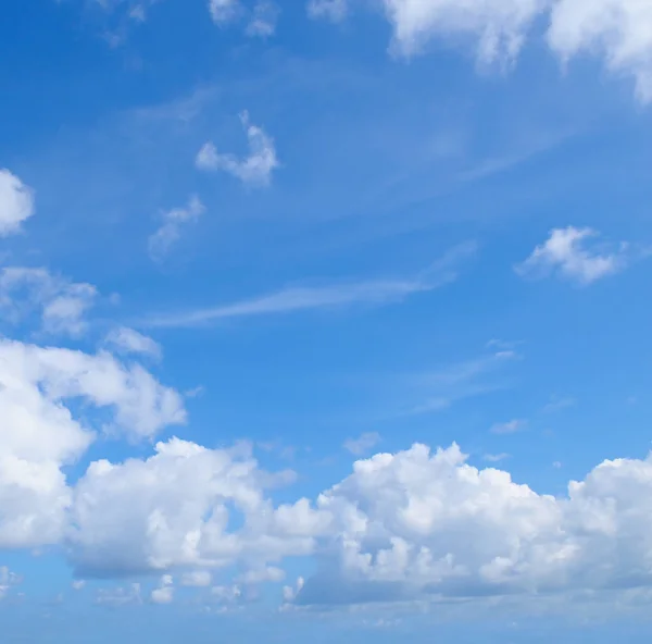 Modrá obloha a bílá Cumulus mraky — Stock fotografie