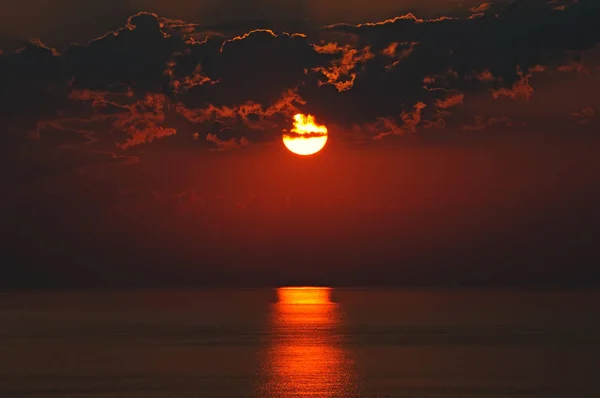 Fantástico nascer do sol no oceano — Fotografia de Stock