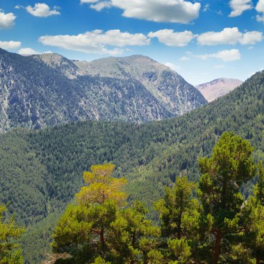 Güzel dağ ve mavi gökyüzü