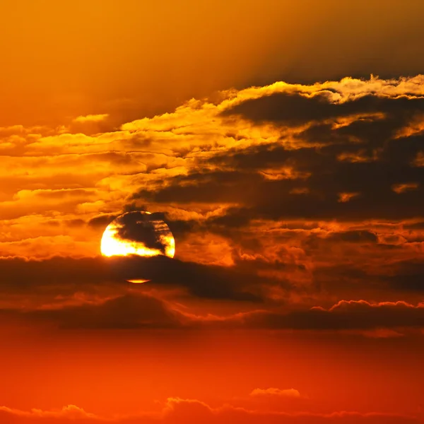 Nascer do sol e céu nublado — Fotografia de Stock