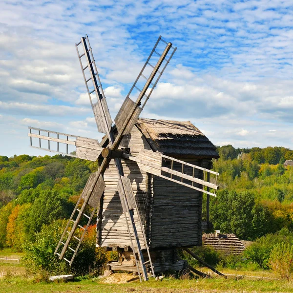 Vecchio mulino a vento in legno in campo — Foto Stock