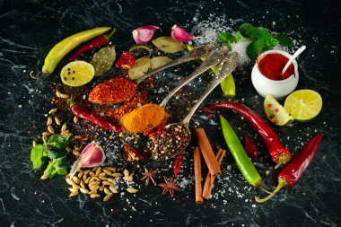 koyu arka plan üzerine baharat